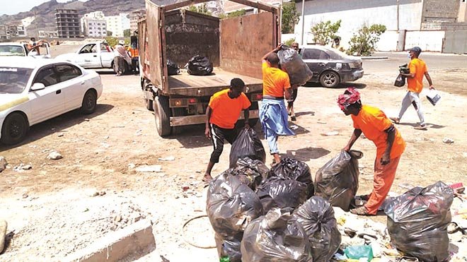 حضرموت.. عمال النظافة بين قسوة العمل وغياب التقدير