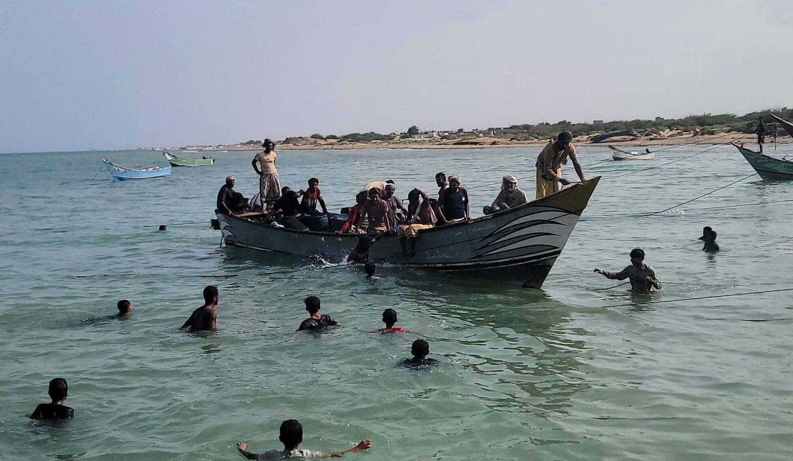 مدينة الخوخة تبتهج بعودة 15 صياداً مفقودا