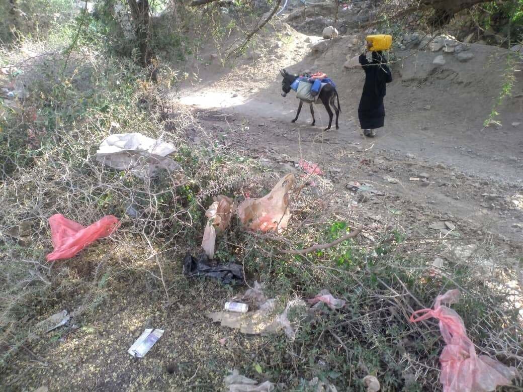 نساء قعطبة وأزمة المياه: رحلة شاقة تبدأ فجراً وتنتهي بصراع على قطرة ماء