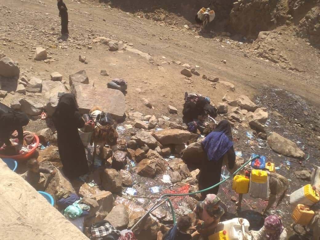 نساء قعطبة وأزمة المياه: رحلة شاقة تبدأ فجراً وتنتهي بصراع على قطرة ماء