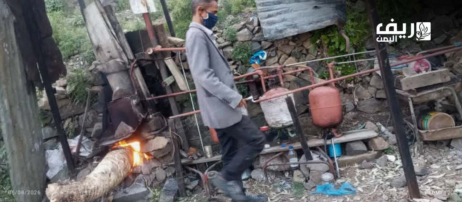 تحويل النفايات البلاستيكية إلى وقود.. تجربة مهندس في ريف تعز لمواجهة التلوث