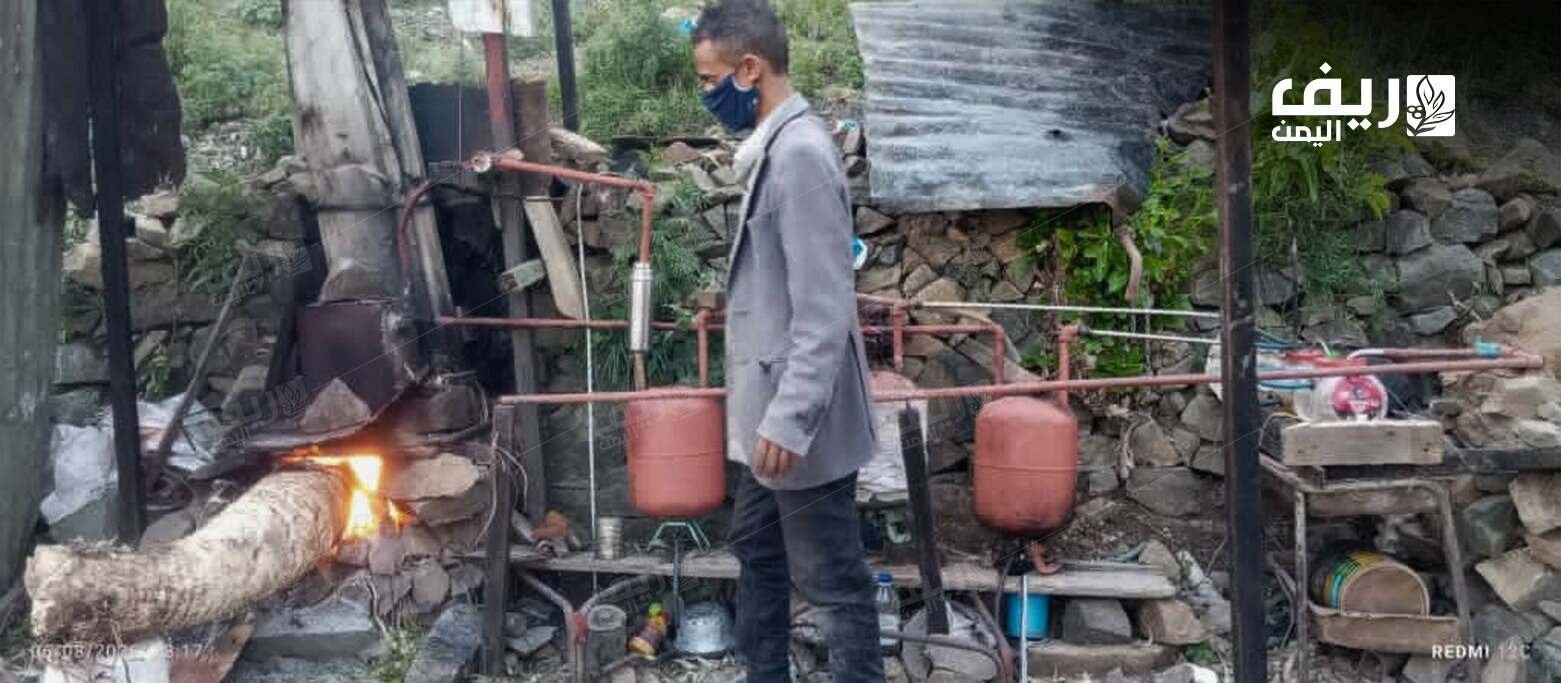 تحويل النفايات البلاستيكية إلى وقود.. تجربة مهندس في ريف تعز لمواجهة التلوث