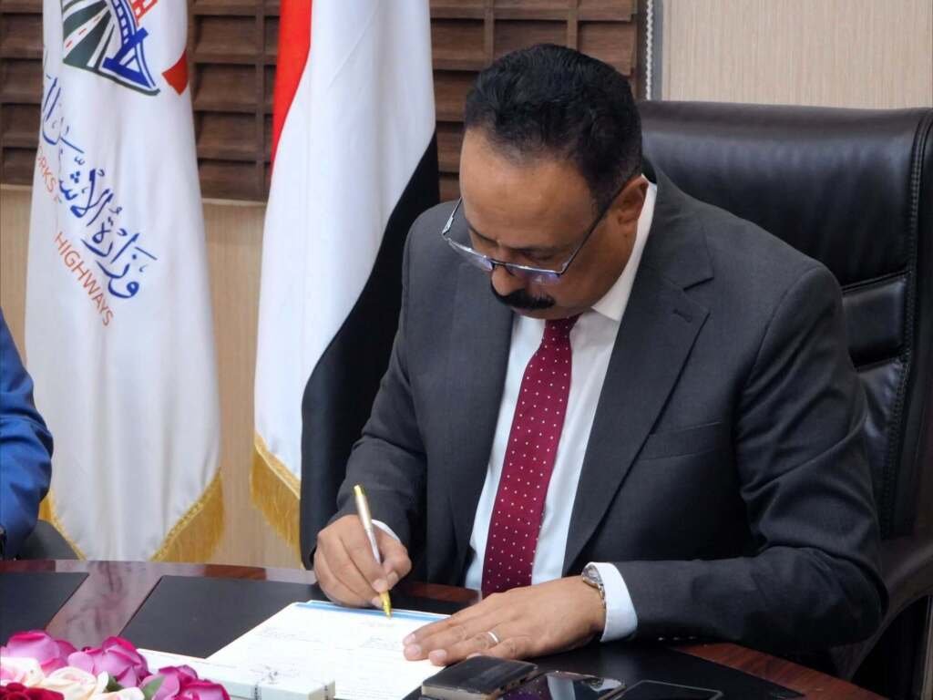 عدن.. توقيع 5 عقود لتأهيل طرق في أربع محافظات بتمويل حكومي